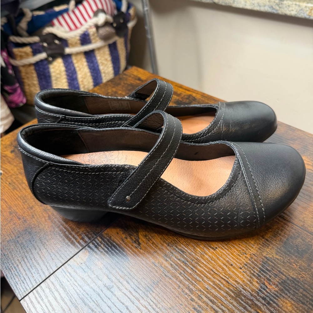 Taos Classic Women's Mary Jane Comfort Shoes in Black size 9.5